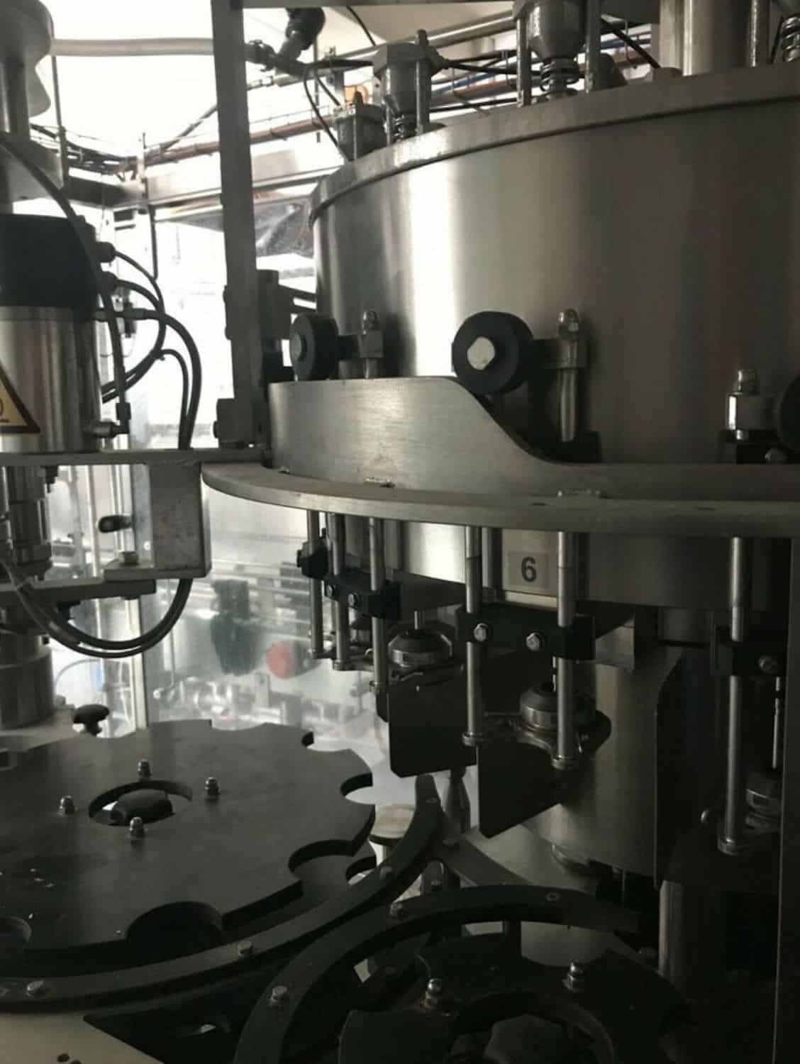 Arbeitsraum von Nagel, PAC, Juwatec, ICS Mehrweg-Glasabfüllanlage für Bier, Softdrink
