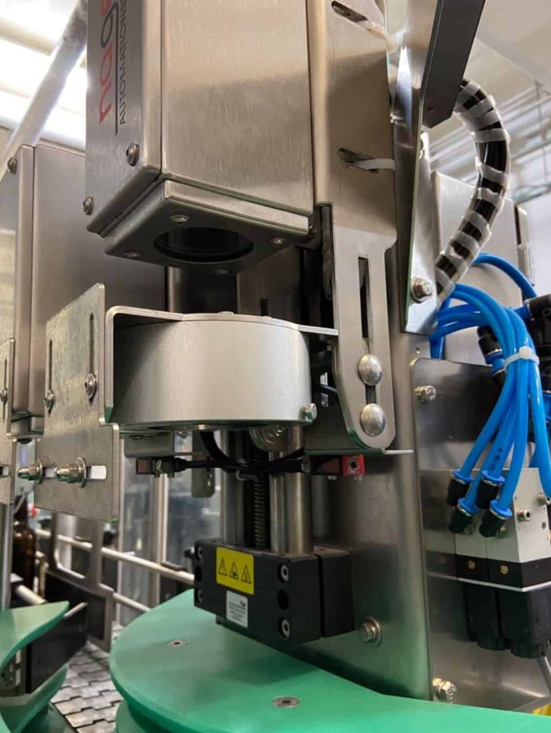 Seitenansicht der Nagel, PAC, Juwatec, ICS Mehrweg-Glasabfüllanlage für Bier, Softdrinks