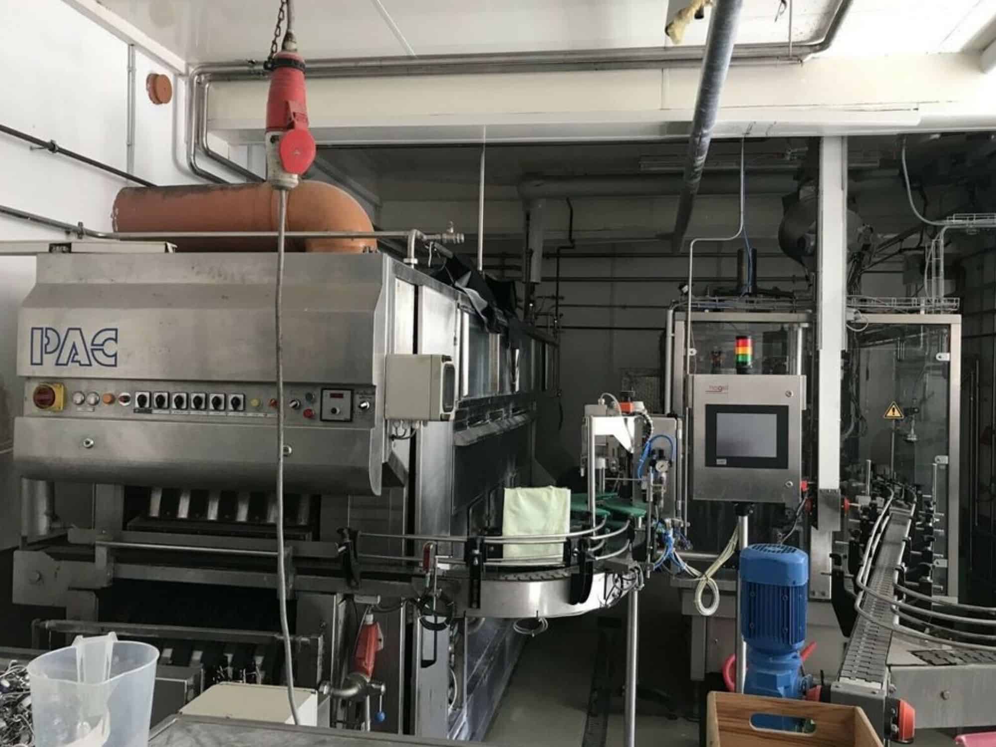 Seitenansicht der Nagel, PAC, Juwatec, ICS Mehrweg-Glasabfüllanlage für Bier, Softdrinks