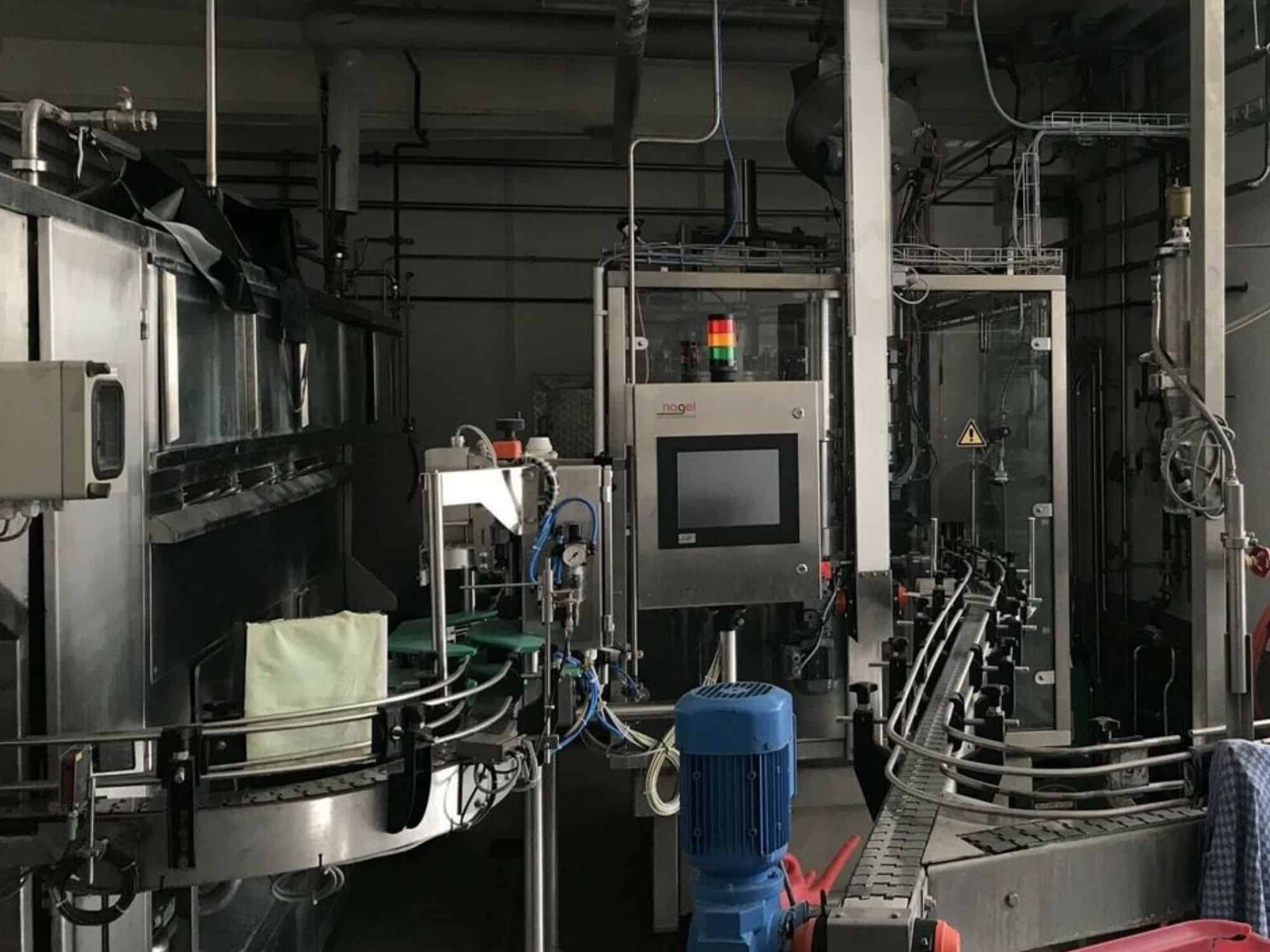 Seitenansicht der Nagel, PAC, Juwatec, ICS Mehrweg-Glasabfüllanlage für Bier, Softdrinks