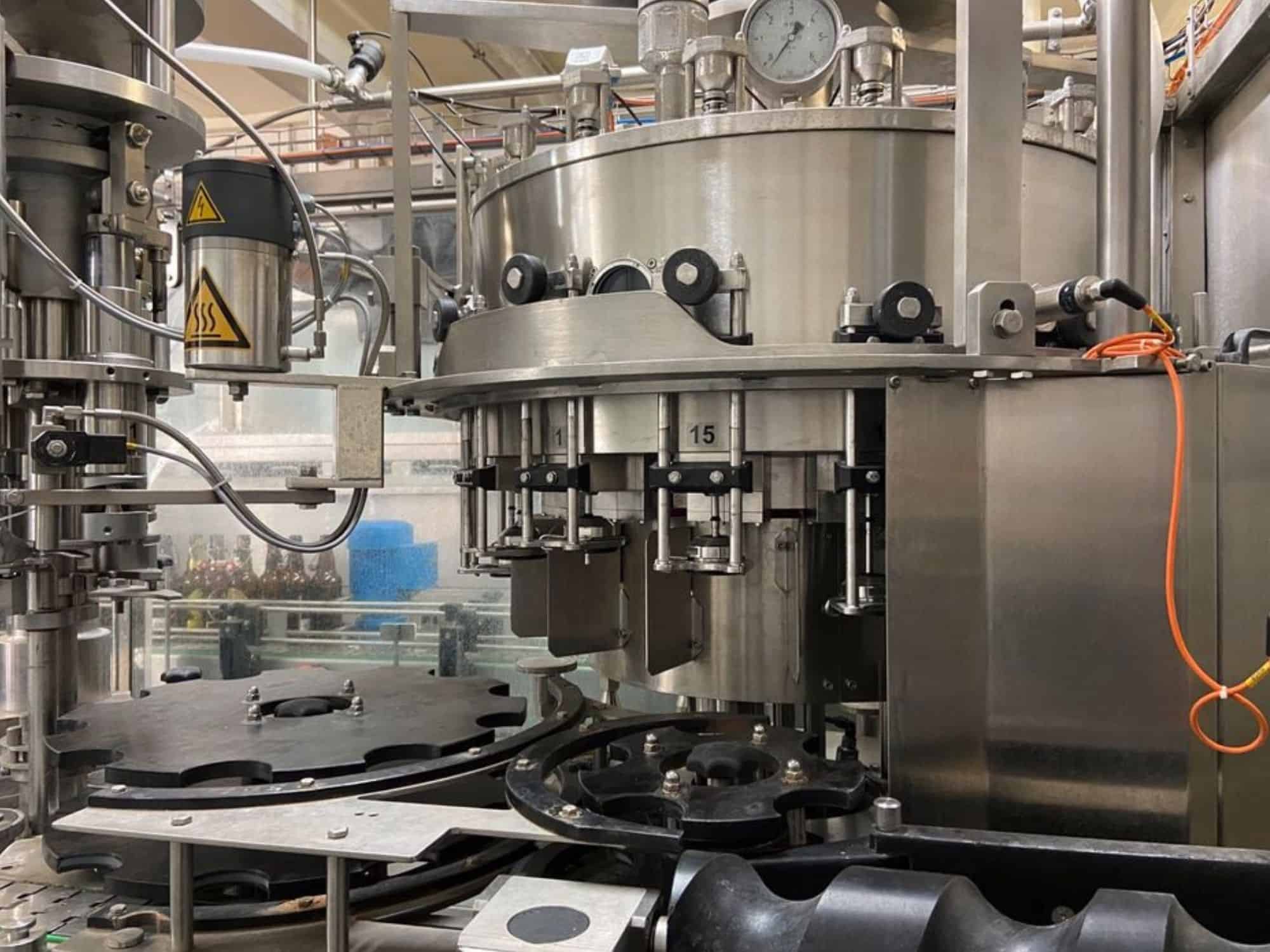 Seitenansicht der Nagel, PAC, Juwatec, ICS Mehrweg-Glasabfüllanlage für Bier, Softdrinks