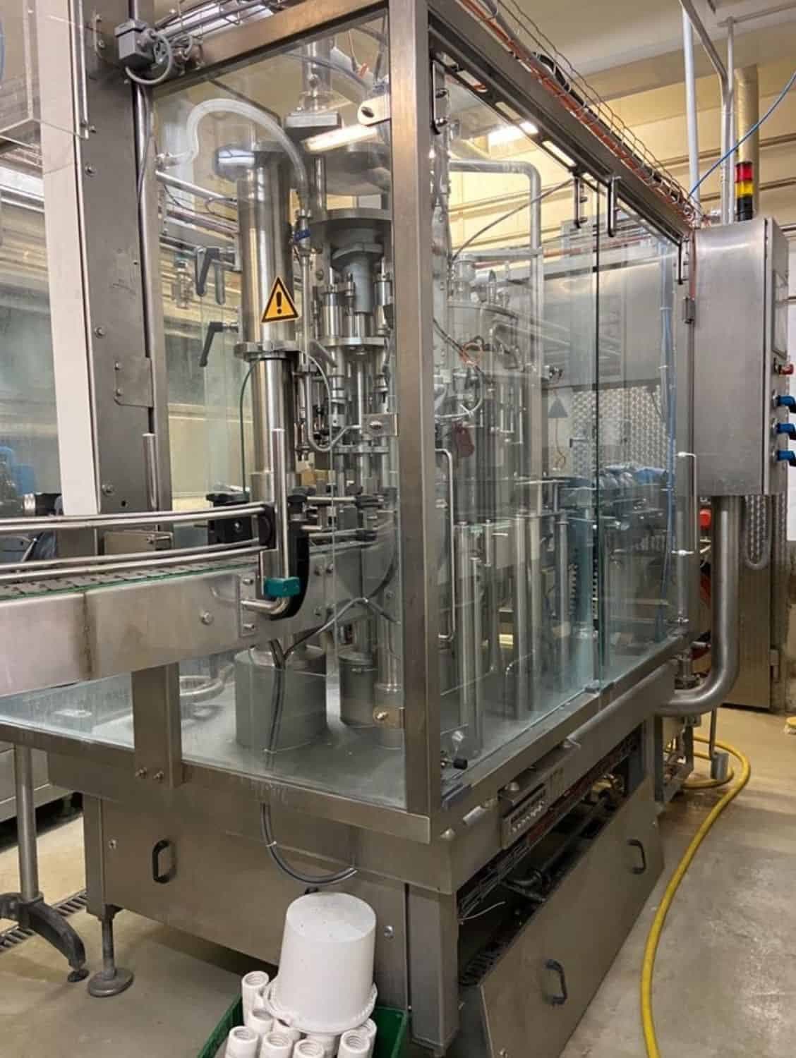 Ansicht rechts von Nagel, PAC, Juwatec, ICS Mehrweg-Glasabfüllanlage für Bier, Softdrinks