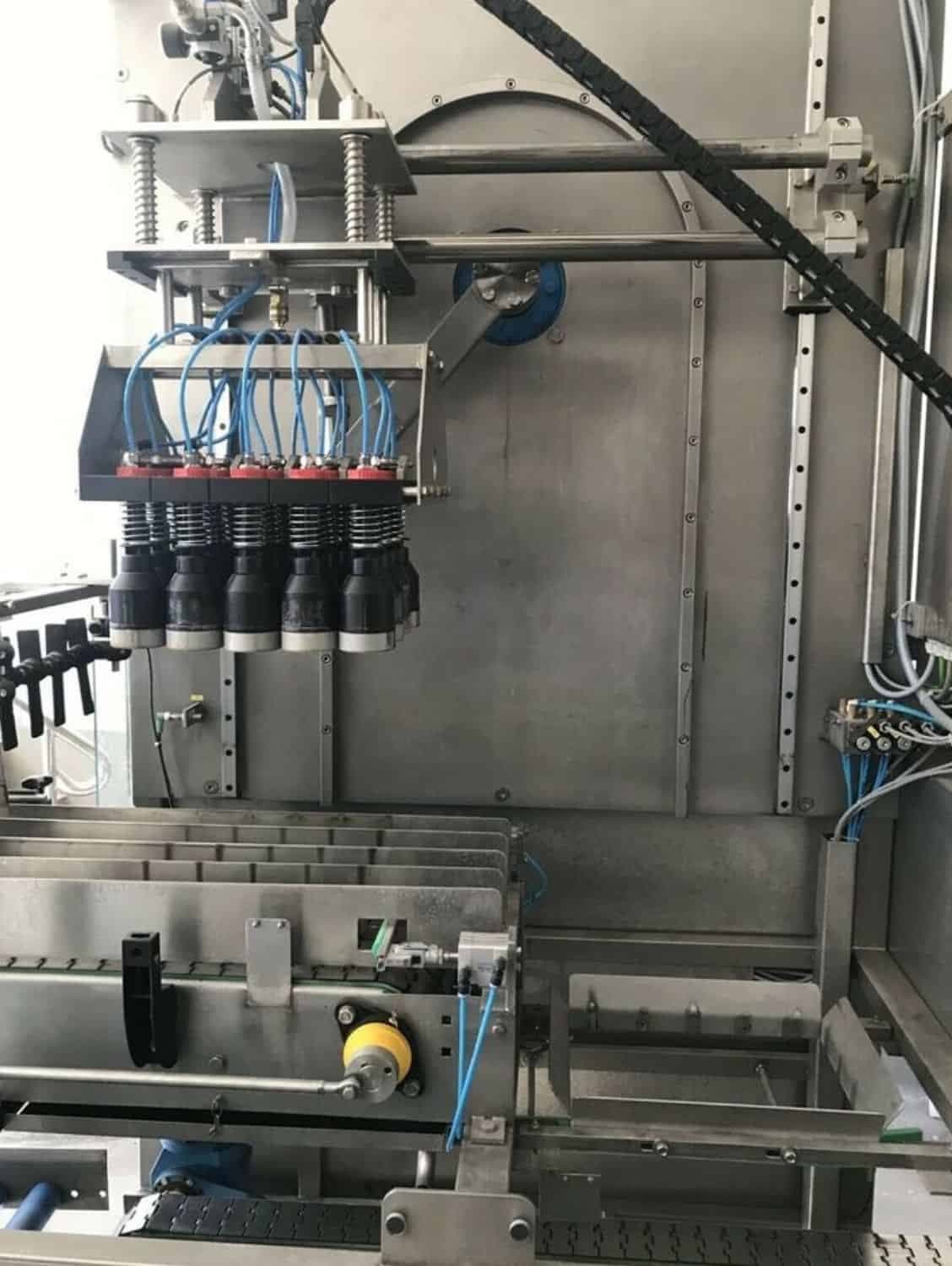 Ansicht links von Nagel, PAC, Juwatec, ICS Mehrweg-Glasabfüllanlage für Bier, Softdrink