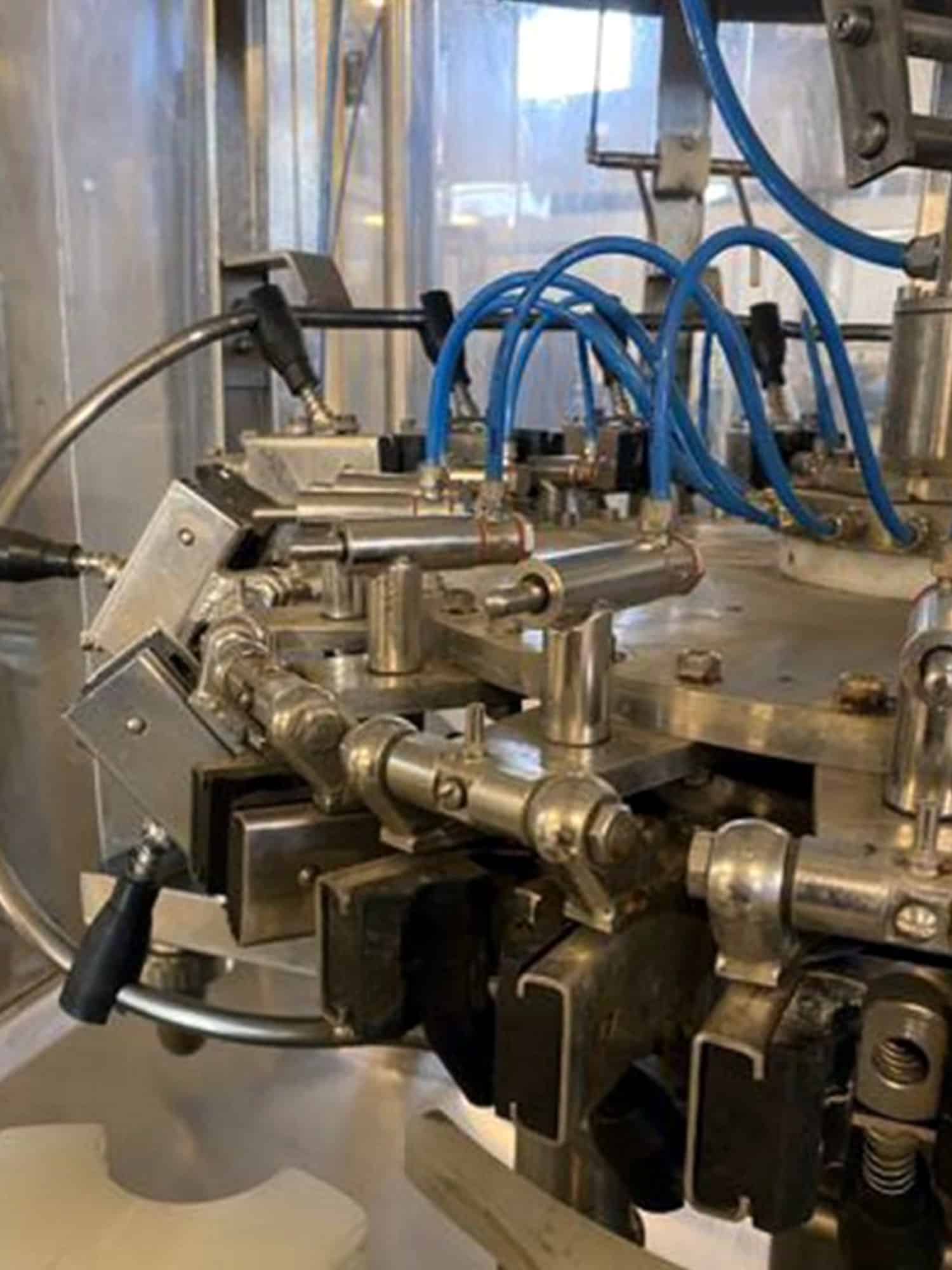 Seitenansicht des Melegari TriBlocks (Rinser, Füller, Verschließer)