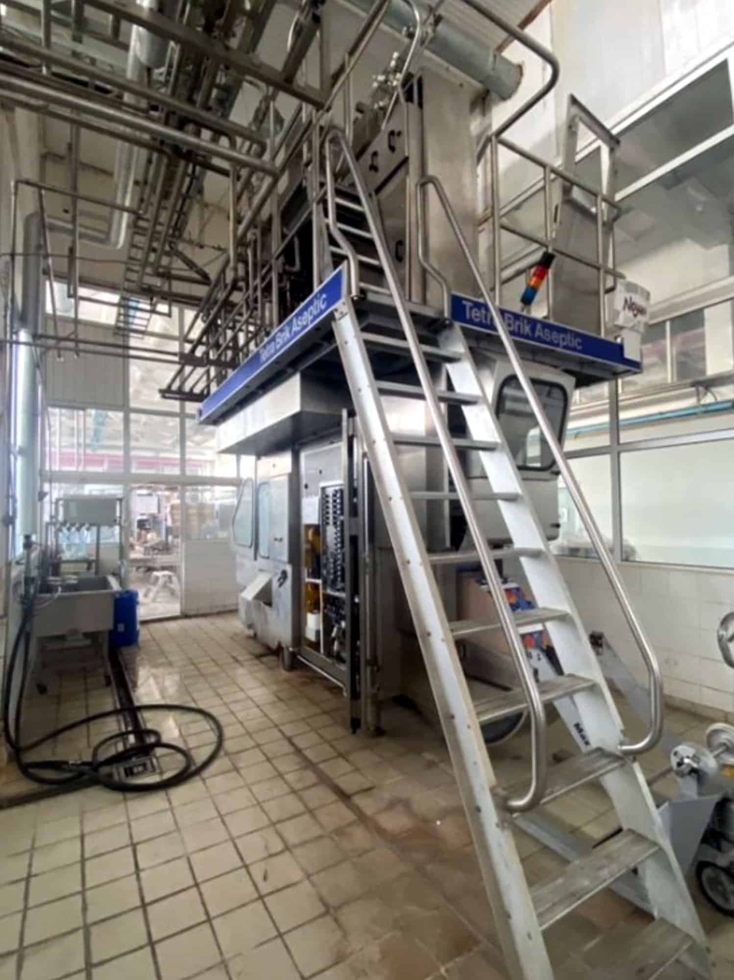 Ansicht links von Tetra Pak TBA 8-1000 SQ