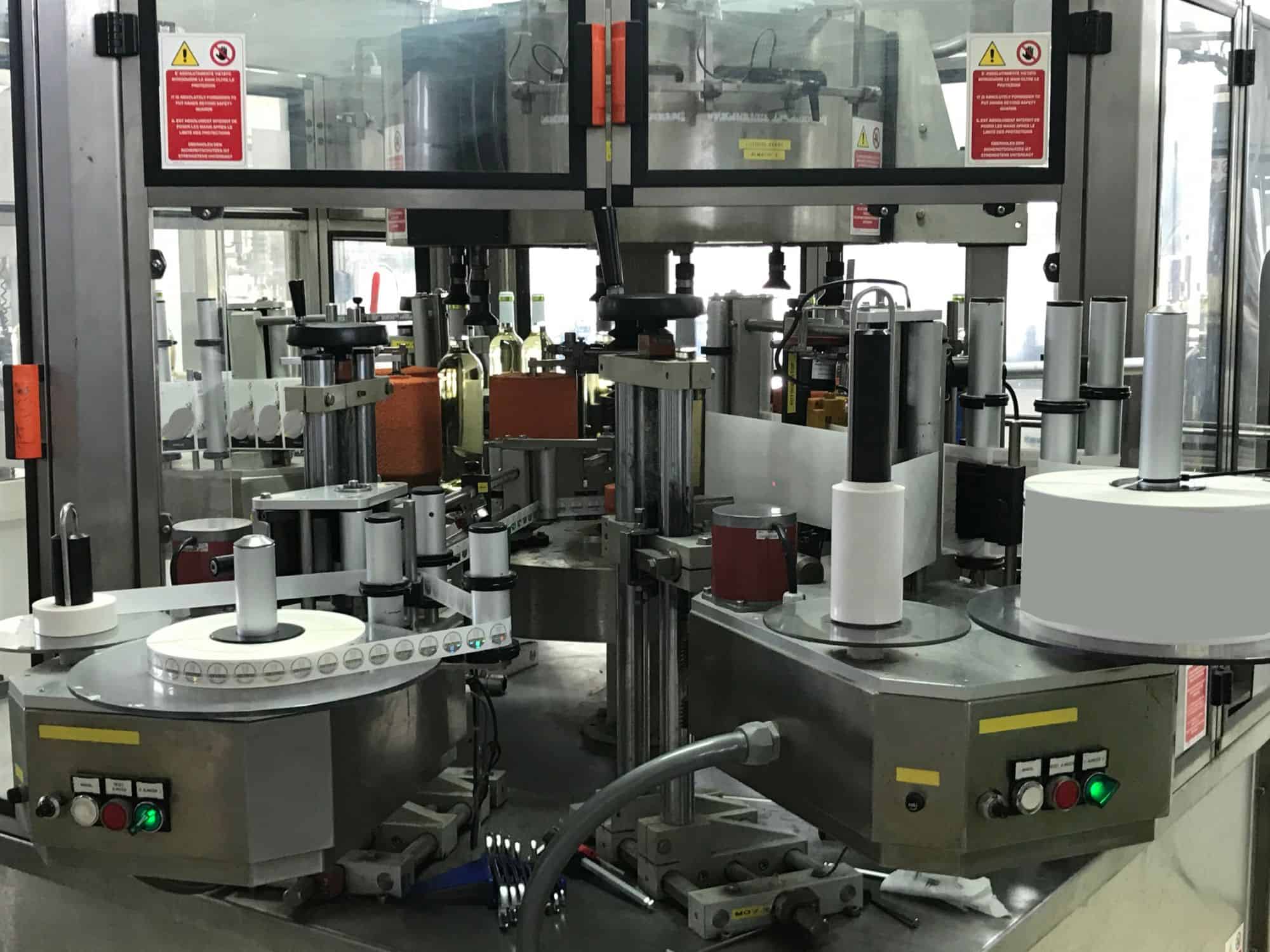 Arbeitsraum von Cortelazzi Fintec Arol Einwegglaslinie für Wein und Spirituosen