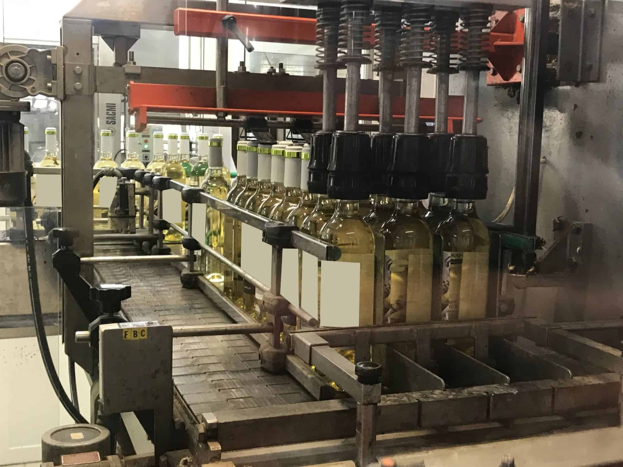 Arbeitsraum von Cortelazzi Fintec Arol Einwegglaslinie für Wein und Spirituosen