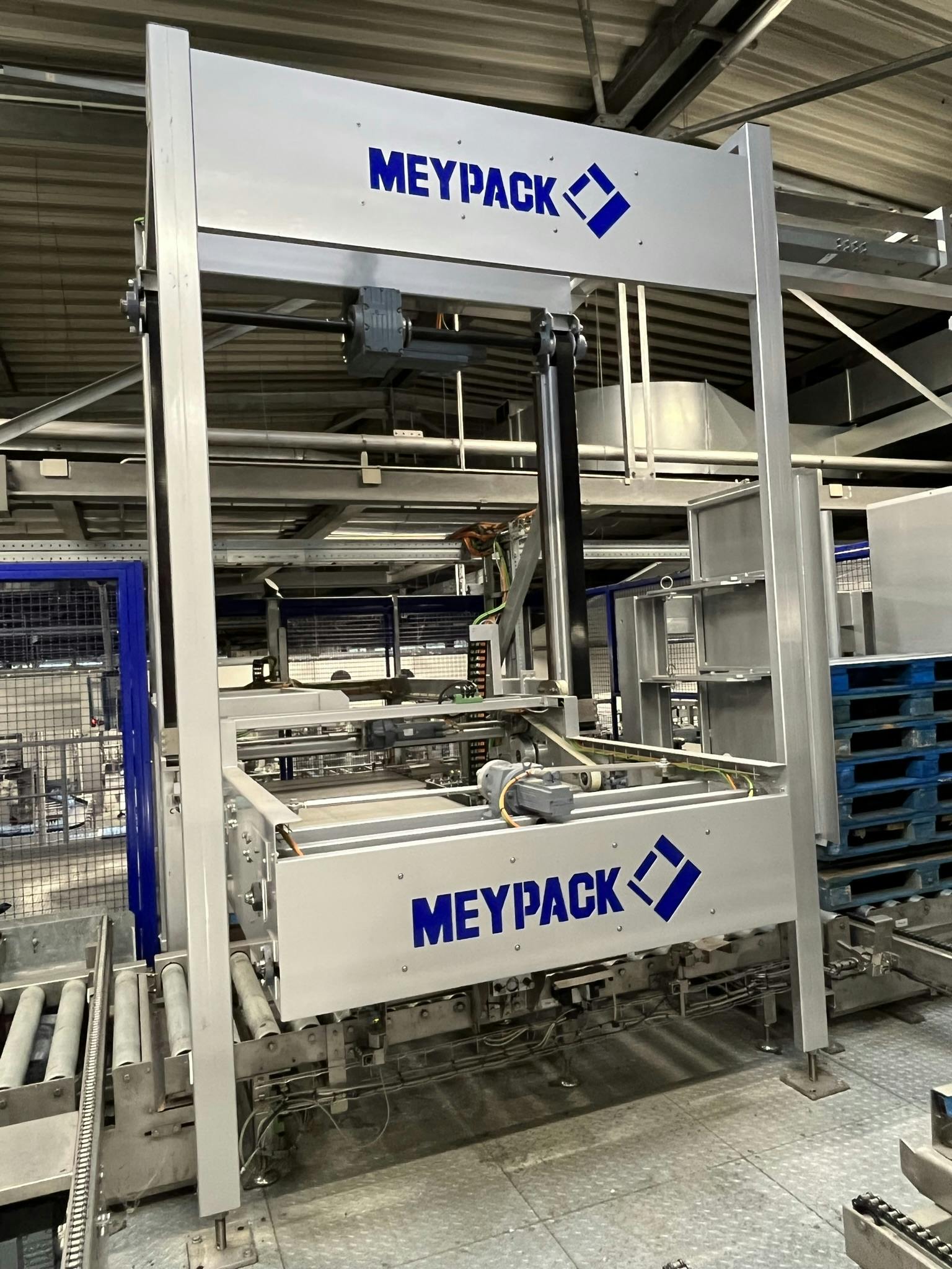 Seitenansicht of Meypack Meypack and Krones PET Bottling Line