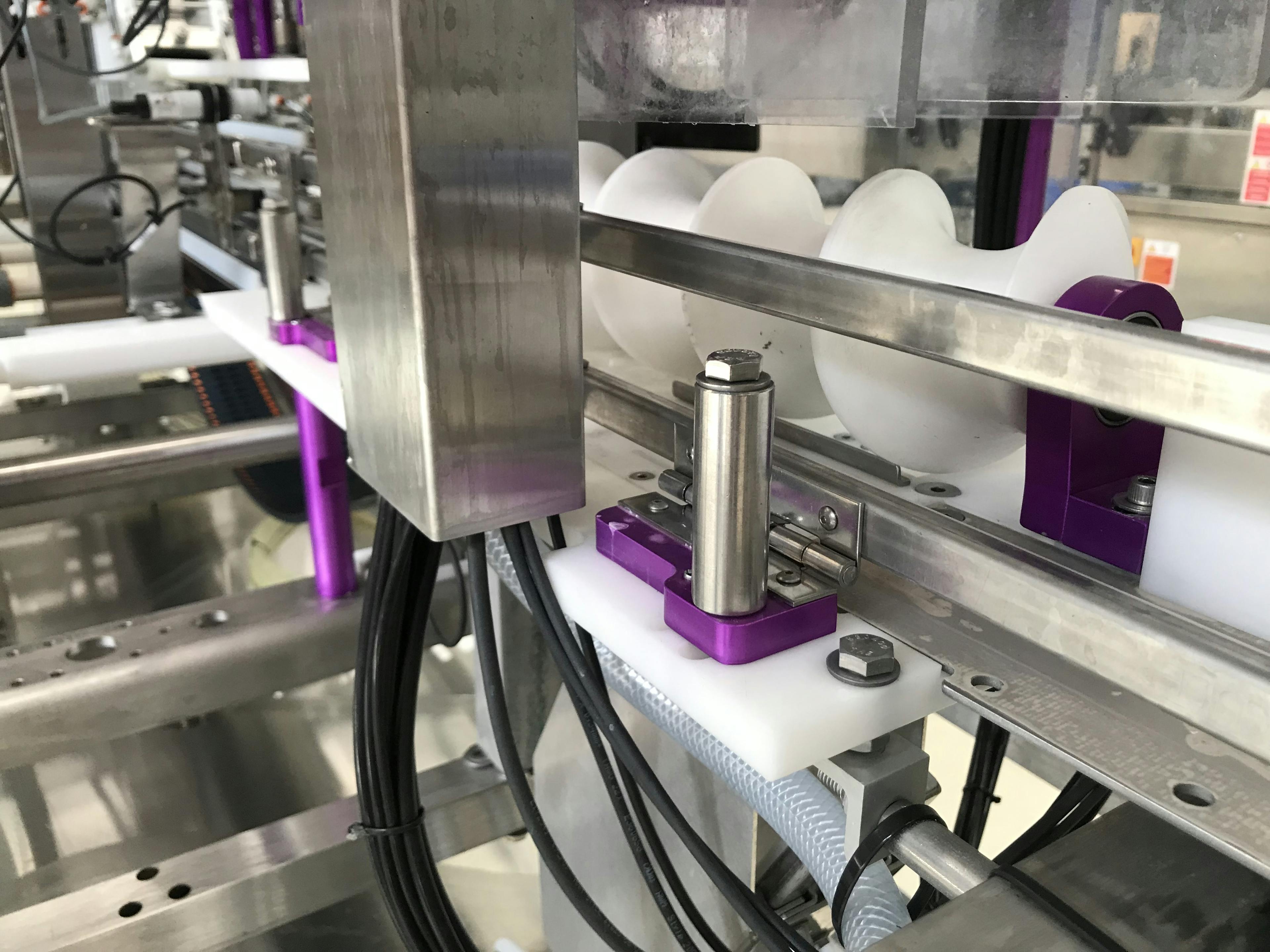 Ansicht links von Twin Monkeys Automated Canning System
