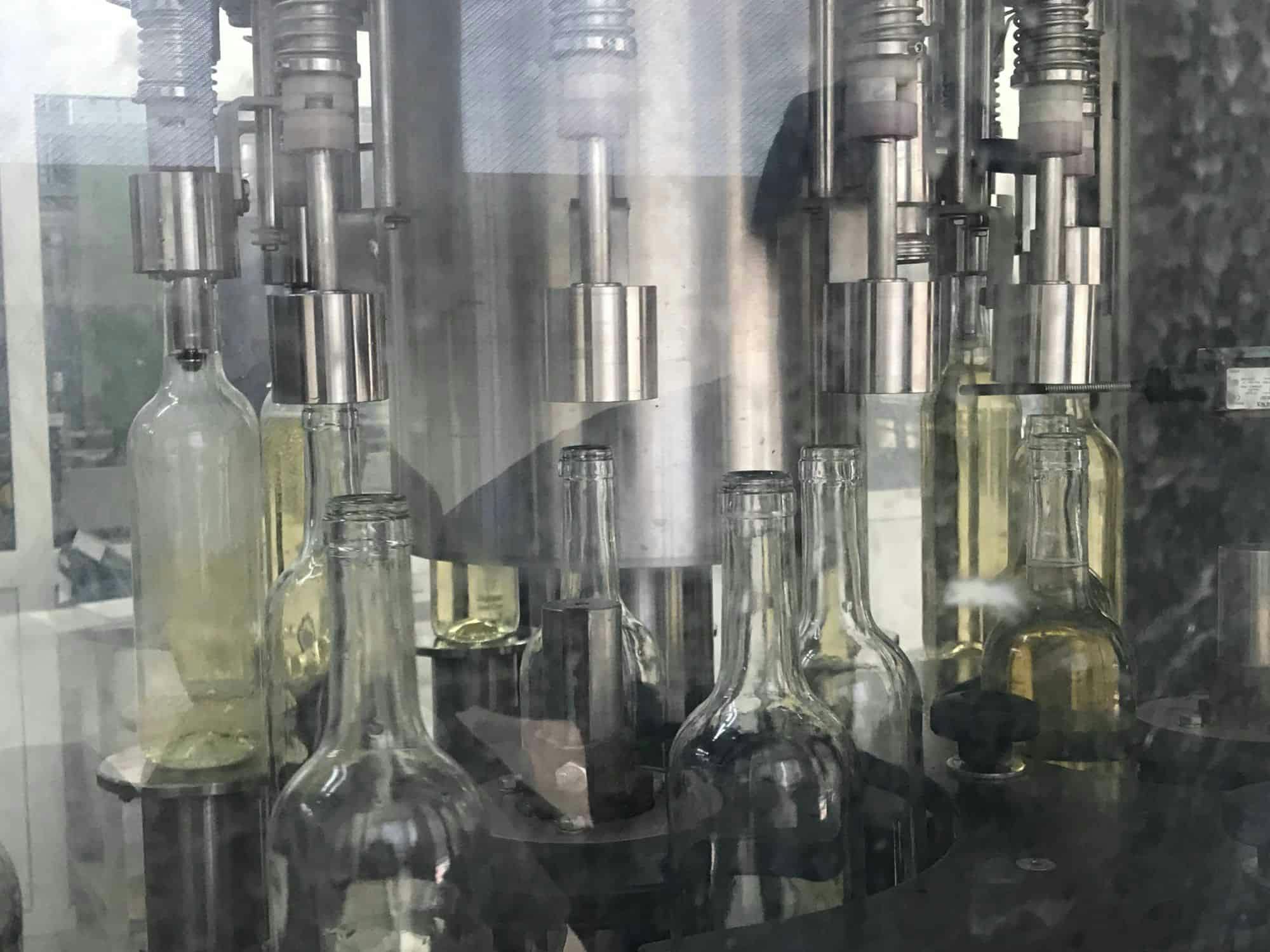 Arbeitsraum von Cortelazzi Fintec Arol Einwegglaslinie für Wein und Spirituosen